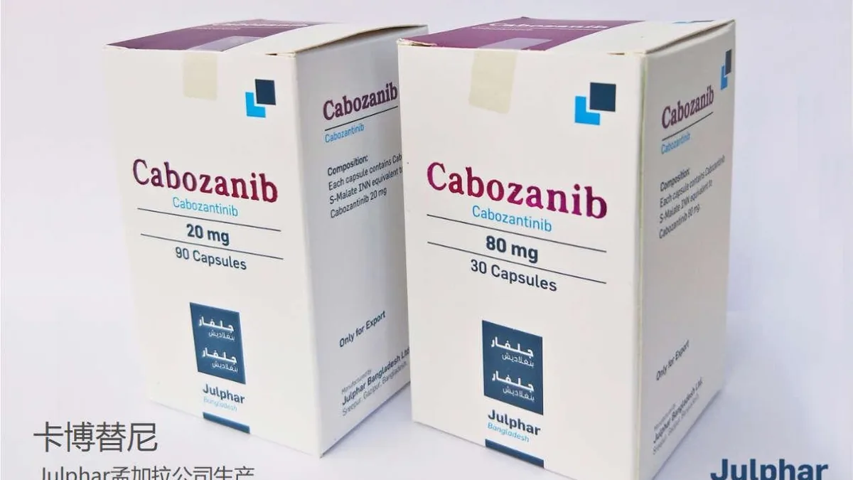 医生正在向患者解释卡博替尼的靶向治疗原理和适应症
